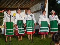 "Поет село родное"